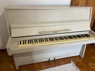 Piano de pared antiguo, para decoración