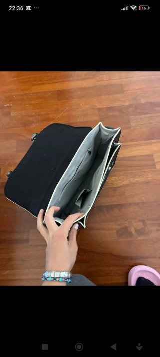 Borsa a cartella nera con decorazioni