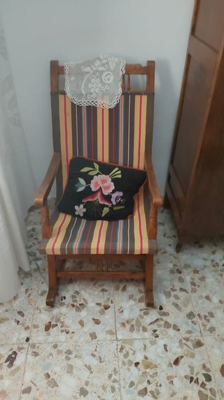 Sillón mecedora madera clásico