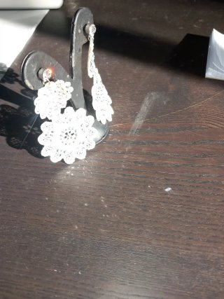 Orecchini Pendenti Bianchi in Pizzo e Strass - Alt