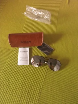 Gafas de sol Pull&Bear  negras y plateadas. Nuevas