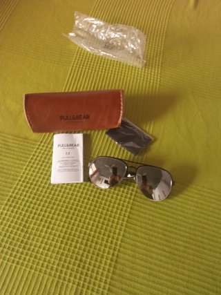 Gafas de sol Pull&Bear  negras y plateadas. Nuevas