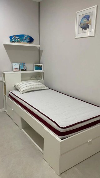 Cama individual blanca con almacenaje más somier