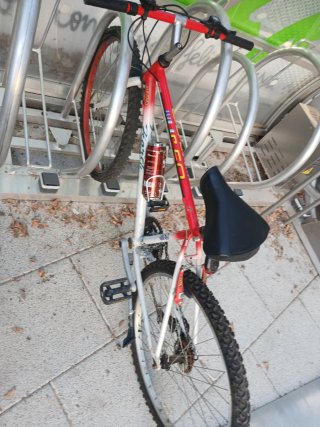 Bicicleta de montaña roja y blanca