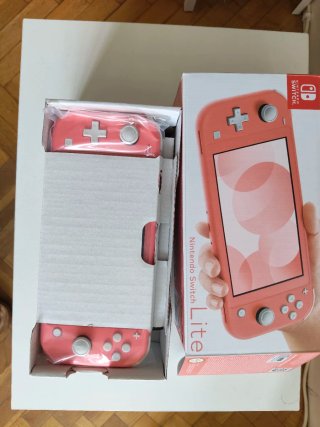 Nintendo Switch Lite Coral + 2 Giochi