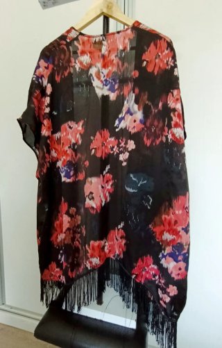 Kimono floral, 79 cm sisa con flecos