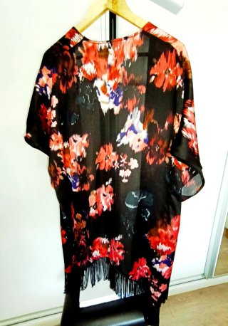 Kimono floral, 79 cm sisa con flecos