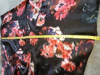 Kimono floral, 79 cm sisa con flecos