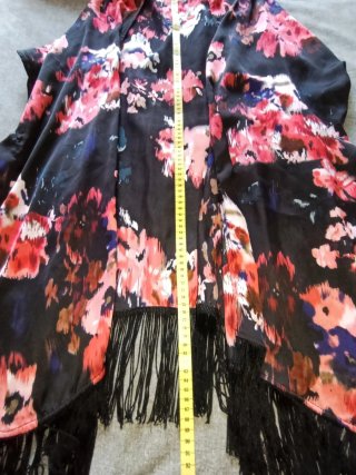 Kimono floral, 79 cm sisa con flecos