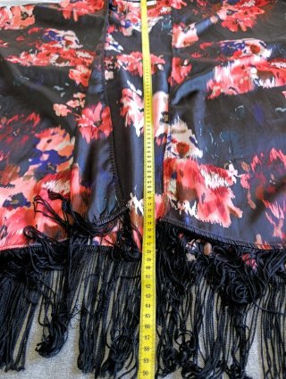 Kimono floral, 79 cm sisa con flecos