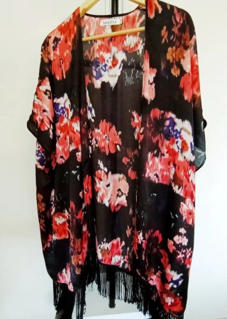 Kimono floral, 79 cm sisa con flecos