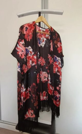 Kimono floral, 79 cm sisa con flecos