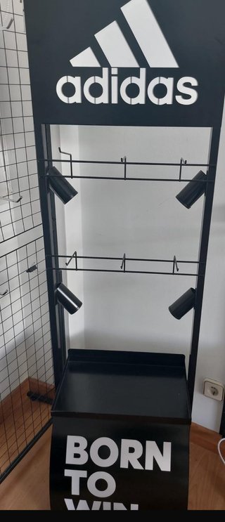 EXPOSITOR PROFESIONAL ESTANTERÍA LED DEPORTE
