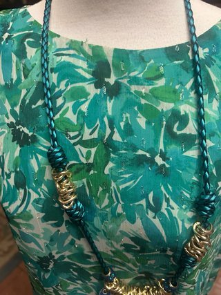 Vestido de verano verde con estampado floral