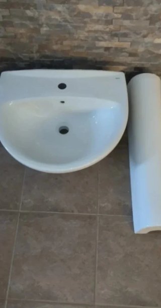 Lavabo Roca con pie blanco