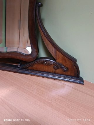 Espejo de madera con marco decorado