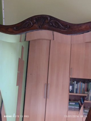 Espejo de madera con marco decorado