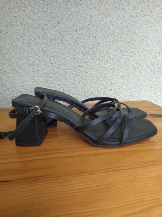 Sandalias tacón negras tiras finas