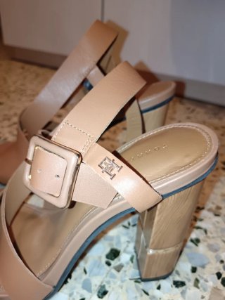 Sandalias de tacon Tommy Hi45lfiger Marrón y Dorad
