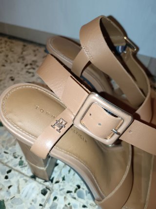 Sandalias de tacon Tommy Hi45lfiger Marrón y Dorad