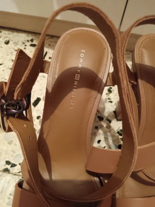 Sandalias de tacon Tommy Hi45lfiger Marrón y Dorad