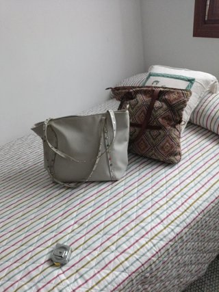 Bolso de mano estampado geométrico