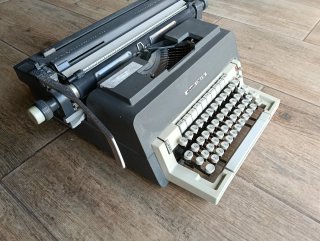 Máquina de escribir Olivetti Línea 98