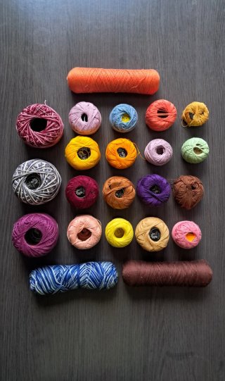 22 ovillos de hilo de varios colores
