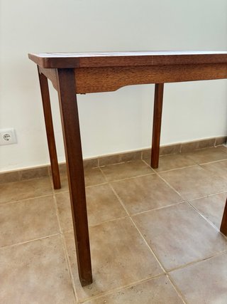 Mesa de madera de teca