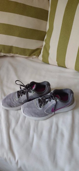 Zapatillas Nike grises y rosas T36.5