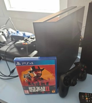 PS4 + Controller + Red Dead Redemption 2