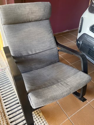 Mecedora Poang Ikea con cojín y reposapiés