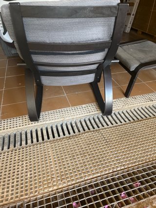 Mecedora Poang Ikea con cojín y reposapiés
