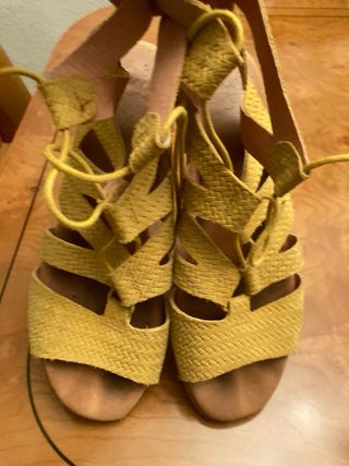 Sandalias amarillo dorado. Como la foto