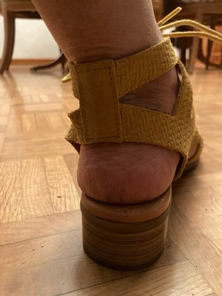 Sandalias amarillo dorado. Como la foto