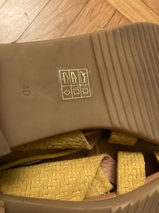 Sandalias amarillo dorado. Como la foto