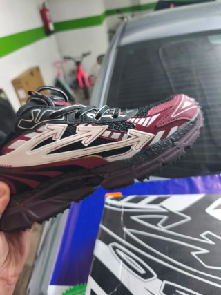 Off-White Zapatillas Deportivas Negras y Rojas