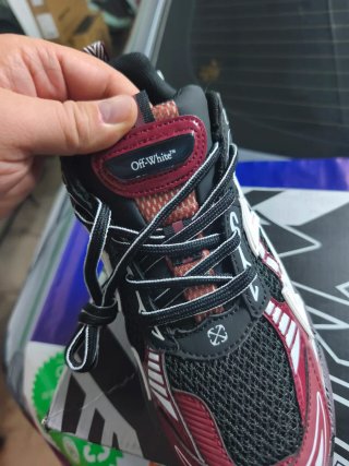 Off-White Zapatillas Deportivas Negras y Rojas