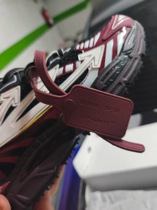 Off-White Zapatillas Deportivas Negras y Rojas