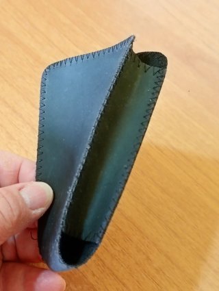 CUSTODIA IN PELLE PER DISPOSITIVI ELETTRONICI