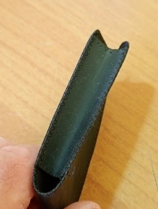 CUSTODIA IN PELLE PER DISPOSITIVI ELETTRONICI