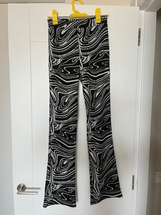 Pantalón estampado ondas blanco y negro