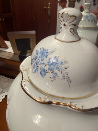 Jarrón de porcelana blanco y azul