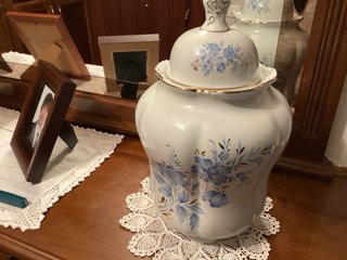 Jarrón de porcelana blanco y azul