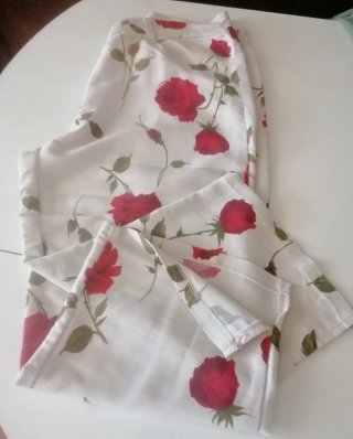 Calça capri estampada com rosas vermelhas