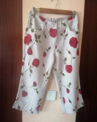 Calça capri estampada com rosas vermelhas