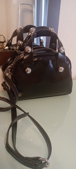 Bolso negro brillante con tachuelas