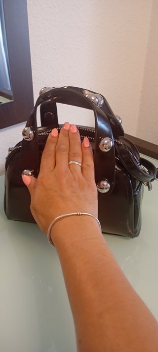 Bolso negro brillante con tachuelas