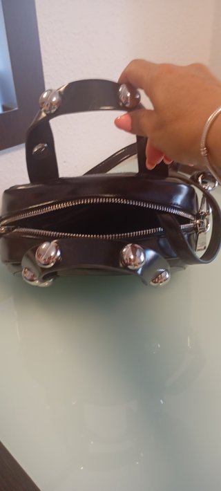 Bolso negro brillante con tachuelas