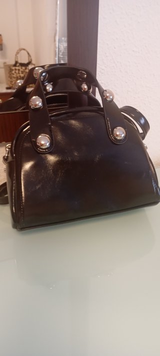 Bolso negro brillante con tachuelas